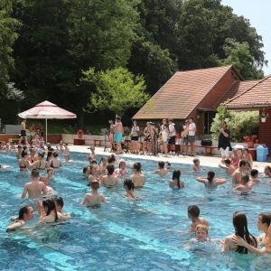2022.06.30. Vasvár Város Önkormányzata a Szentegyházi Gyermekfilharmónia tagjait ingyenes fürdőzésre látta vendégül a város fürdőjében.