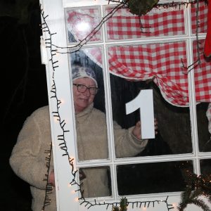 20.22.12.01. Képekben az adventi ablaknyitás -1. ablak, mely karácsonyi díszbe öltözött