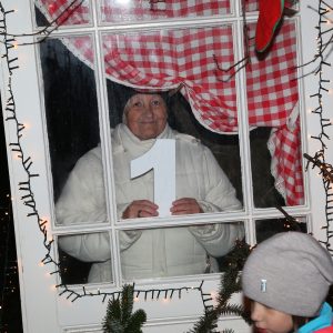 20.22.12.01. Képekben az adventi ablaknyitás -1. ablak, mely karácsonyi díszbe öltözött